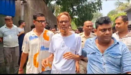 गिरफ्तार आरोपी को लेकर जाती पुलिस गिरफ्तार आरोपी को लेकर जाती पुलिस