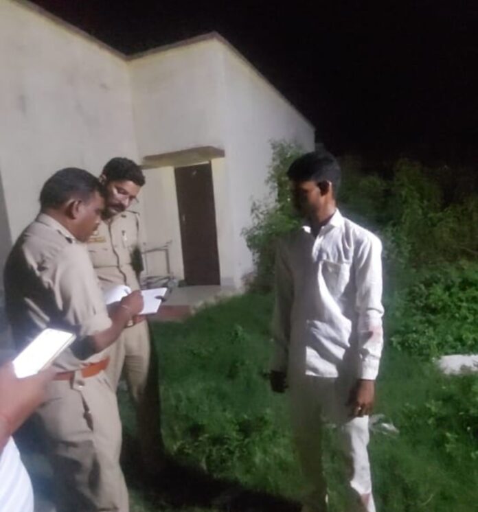 परिवार से पूछताछ करती पुलिस