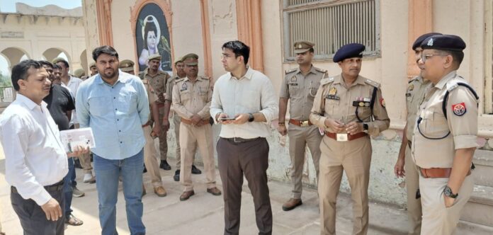 जिलाधिकारी अतुल वत्स ने पुलिस अधीक्षक चिरंजीवी नाथ सिन्हा के साथ मेला परिसर का स्थलीय निरीक्षण कर व्यवस्थाओं का जायजा लिया।