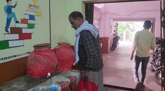 धनबाद में एक अनोखा मामला: मिश्रित भवन में रखे घड़े में पानी न होने पर लोगों में दहशत!