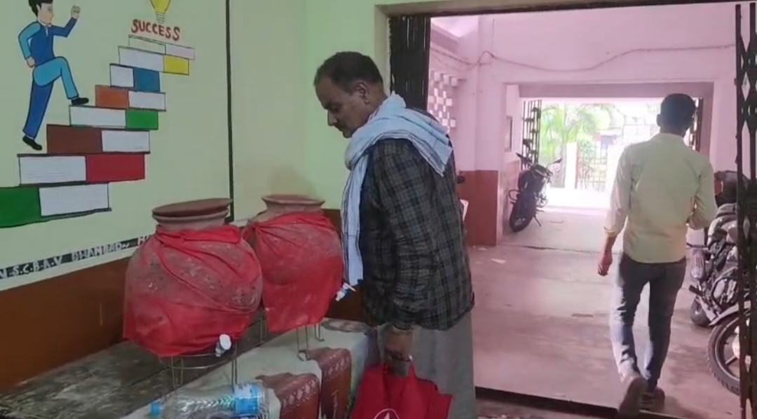 धनबाद में एक अनोखा मामला: मिश्रित भवन में रखे घड़े में पानी न होने पर लोगों में दहशत!