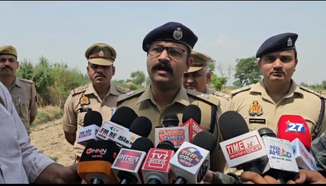 फ़ोटो- प्रेस कॉन्फ्रेंस करते एसपी देहात बुलंदशहर फ़ोटो- प्रेस कॉन्फ्रेंस करते एसपी देहात बुलंदशहर