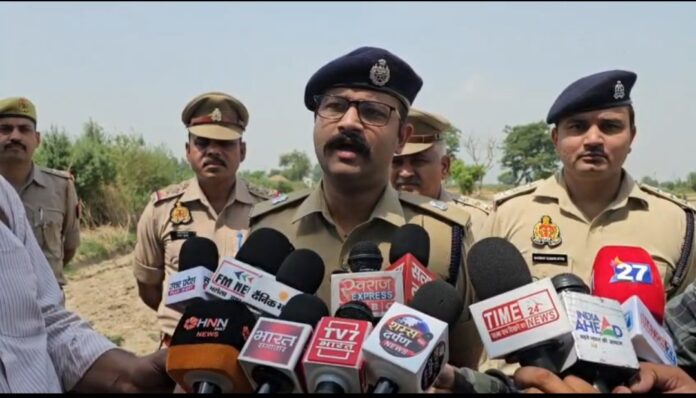 फ़ोटो- प्रेस कॉन्फ्रेंस करते एसपी देहात बुलंदशहर