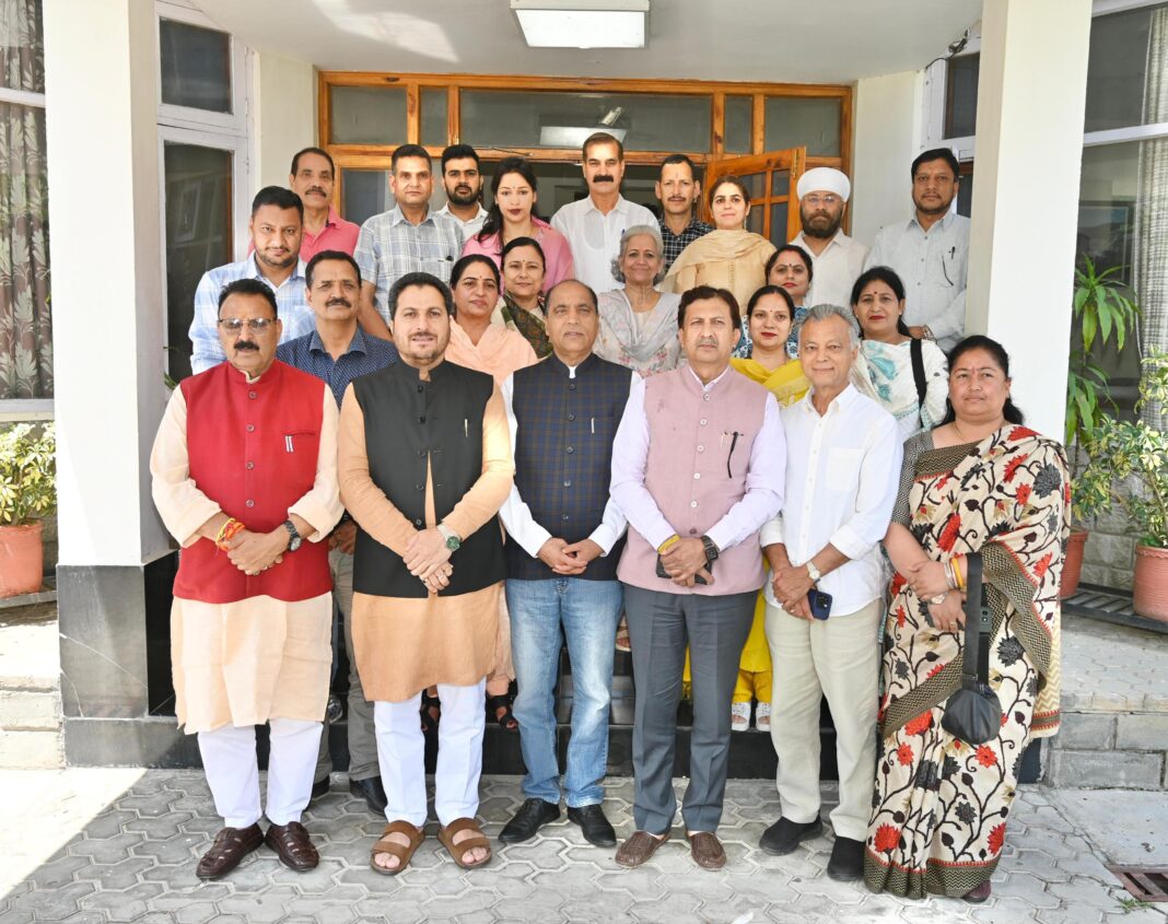 हिमाचल प्रदेश के मुख्यमंत्री जयराम ठाकुर बीजेपी नेताओं और कार्यकर्ताओं के साथ एकत्रित। हिमाचल प्रदेश के मुख्यमंत्री जयराम ठाकुर