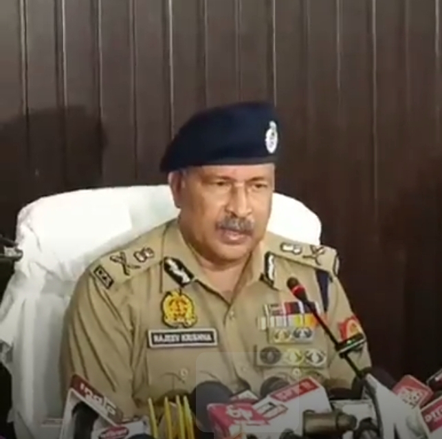 पुलिस महानिदेशक ने पत्रकारों से की मुलाकात, कई महत्वपूर्ण मुद्दों पर की चर्चा पुलिस महानिदेशक ने पत्रकारों से की मुलाकात, कई महत्वपूर्ण मुद्दों पर की चर्चा