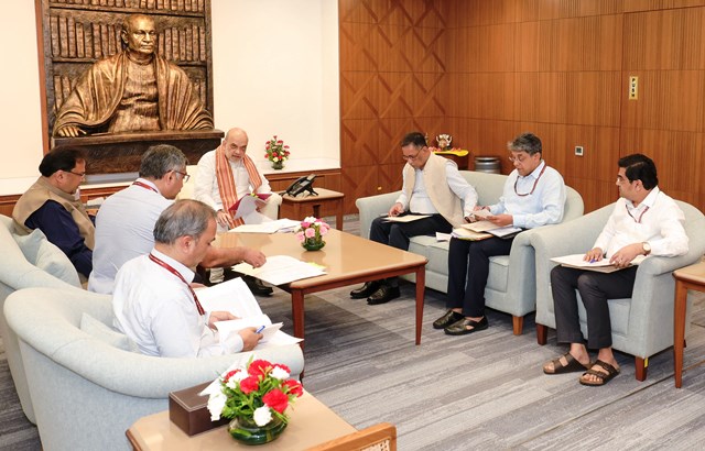 गृह मंत्री अमित शाह की अध्यक्षता में डेमोग्राफिक परिवर्तनों के अध्ययन आयोग की बैठक संपन्न गृह मंत्री अमित शाह की अध्यक्षता में बैठक