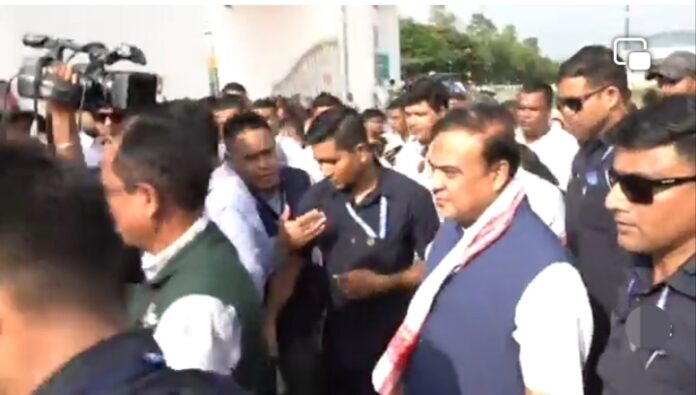 मुख्यमंत्री सरमा ने गुवाहाटी में मोदी सरकार के 12 वर्ष पूरे होने के अवसर पर भाजपा प्रदर्शनी का दौरा किया। मुख्यमंत्री सरमा ने गुवाहाटी में मोदी सरकार के 12 वर्ष पूरे होने के अवसर पर भाजपा प्रदर्शनी का दौरा किया।