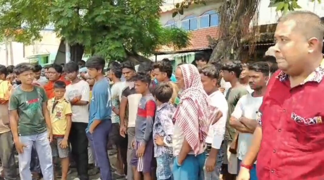 हादसे के बाद घटनास्थल पर जमा हुई भारी भीड़