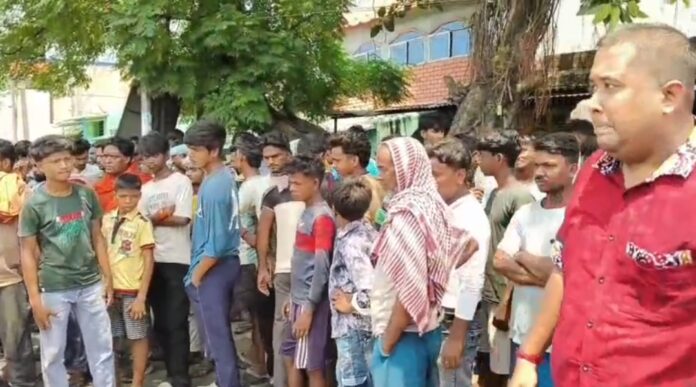 हादसे के बाद घटनास्थल पर जमा हुई भारी भीड़