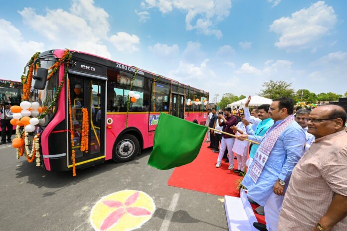 मुख्यमंत्री की सौगात: जयपुर को 29 और भीलवाड़ा को 18 ई-बसें मिलीं