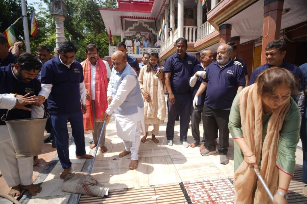 दिल्ली विधानसभा अध्यक्ष विजेंद्र गुप्ता ने चांदनी चौक के प्रमुख मंदिरों में स्वच्छता अभियान को बढ़ावा दिया विजेंद्र गुप्ता चांदनी चौक मंदिर में स्वच्छता