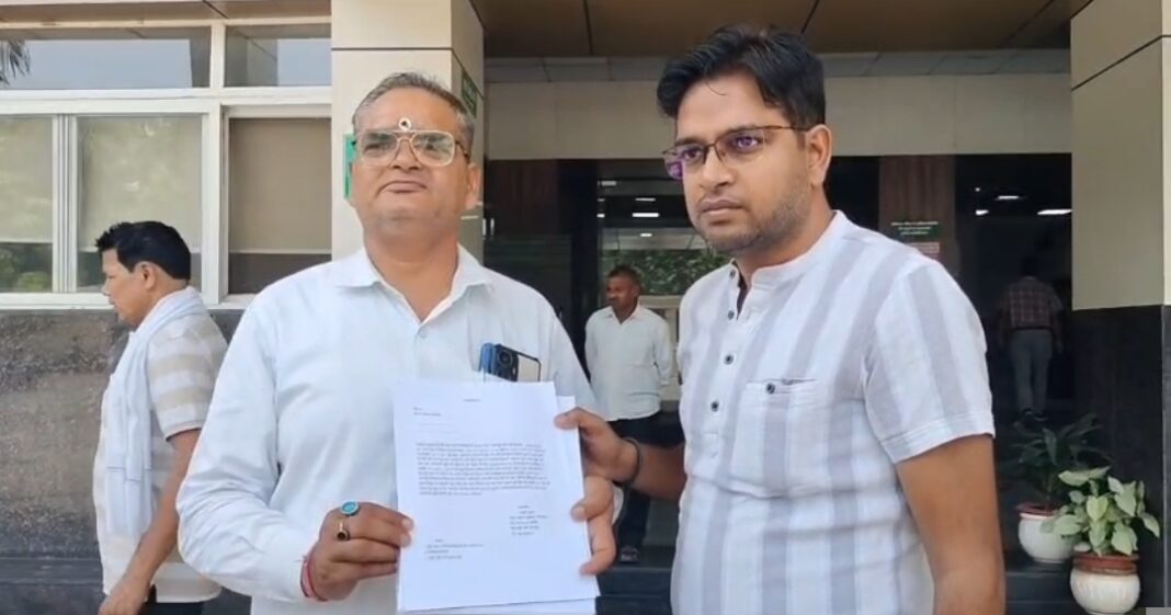 पीड़ित की दर्दनाक दास्तान: ज्ञापन लेने आए व्यक्ति का भावपूर्ण छायाचित्र पीड़ित की दर्दनाक दास्तान: ज्ञापन लेने आए व्यक्ति का भावपूर्ण छायाचित्र