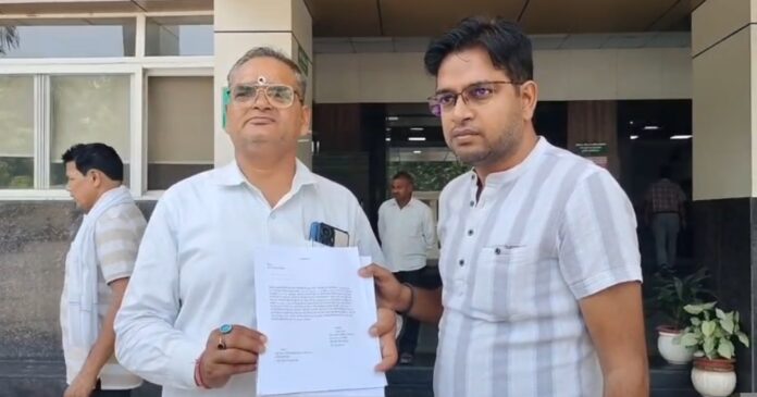 पीड़ित की दर्दनाक दास्तान: ज्ञापन लेने आए व्यक्ति का भावपूर्ण छायाचित्र