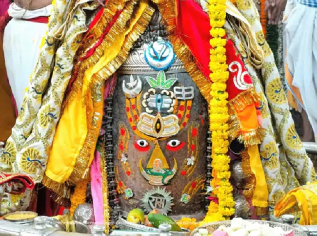 उज्जैन के महाकालेश्वर मंदिर में भगवान महाकाल का भस्म आरती में राजा स्वरूप श्रृंगार संपन्न उज्जैन के महाकालेश्वर मंदिर में भगवान महाकाल का राजा स्वरूप श्रृंगार