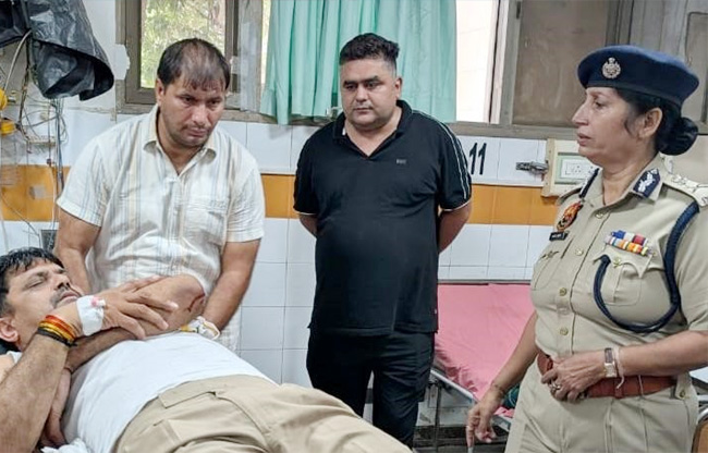 सोनीपत: पुलिस आयुक्त ममता सिंह ने घायल पुलिसकर्मी का हालचाल जाना सोनीपत में घायल पुलिसकर्मी