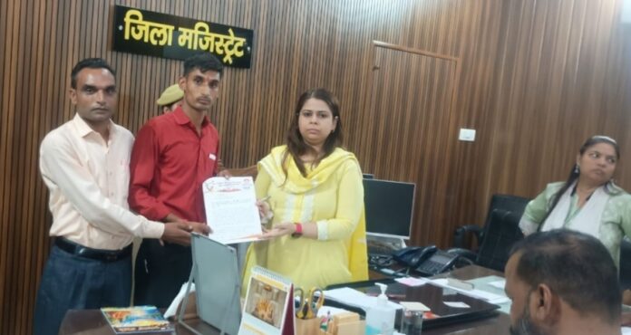 जिलाधिकारी को ज्ञापन सौंपा गया