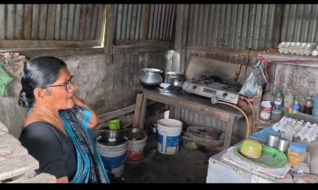 दुकान में बैठी चिंतित बीमार महिला: स्वास्थ्य संकट के बीच जीवन की जंग दुकान में बीमार महिला