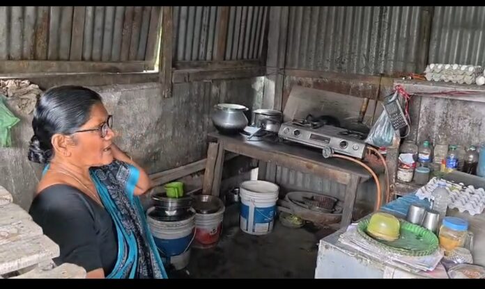 दुकान में बीमार महिला