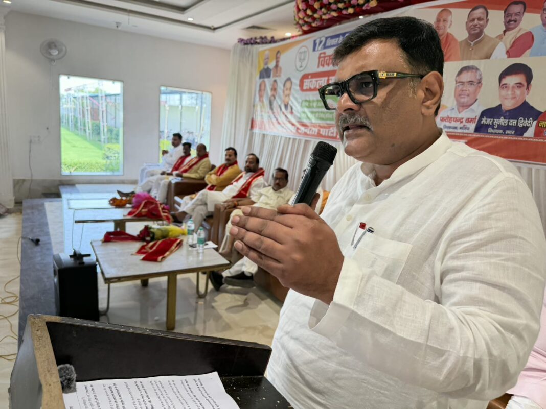 जिलाध्यक्ष ने सम्मेलन में दिए महत्वपूर्ण संदेश जिलाध्यक्ष सम्मेलन में बोलते हुए