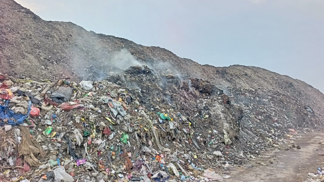 कचरा डंप सेंटर से उठता धुआं: स्वास्थ्य और पर्यावरण के लिए बढ़ता खतरा कचरा डंप सेंटर से उठता धुआं
