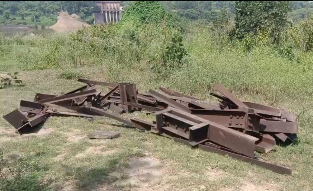 रोपवे की तारें काटने वाले चोरों का भंडाफोड़, लोहे की चोरी का बड़ा गिरोह पकड़ा गया रोपवे की तारें काटने वाले चोरों का भंडाफोड़, लोहे की चोरी का बड़ा गिरोह पकड़ा गया