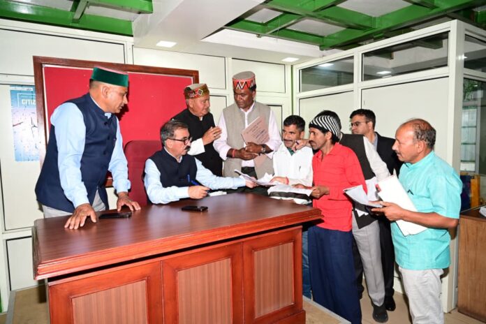 मुख्यमंत्री मुलाकात करते हुए मुख्यमंत्री मुलाकात करते हुए