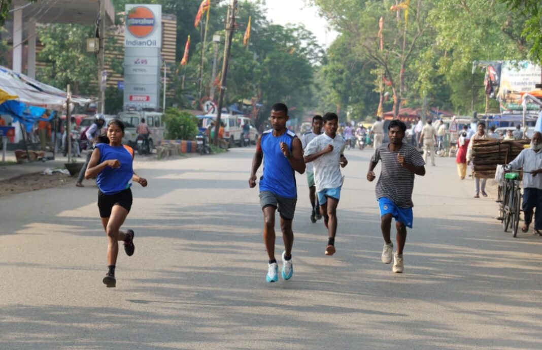 दौड़ के मैदान में उतरे देश के शीर्ष धावक क्रॉस कंट्री रेस में धावक