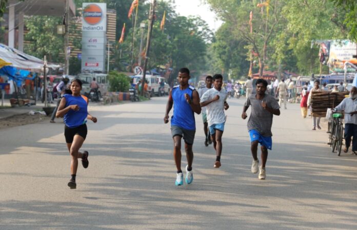 क्रॉस कंट्री रेस में धावक