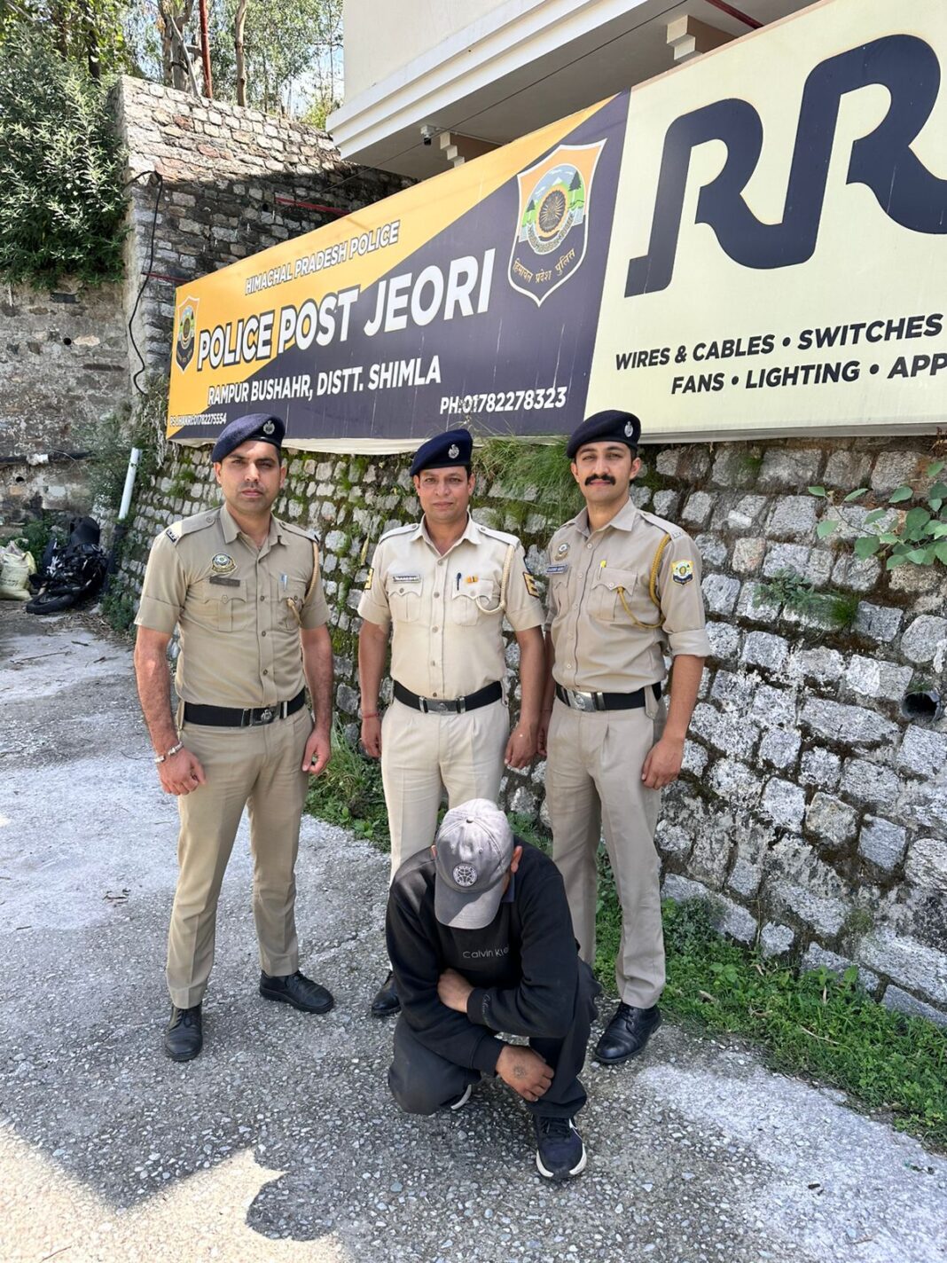 सीमा पर पकड़ा गया बड़ा तस्कर, भारी मात्रा में अवैध सामग्री बरामद सीमा पर पकड़ा गया बड़ा तस्कर, भारी मात्रा में अवैध सामग्री बरामद