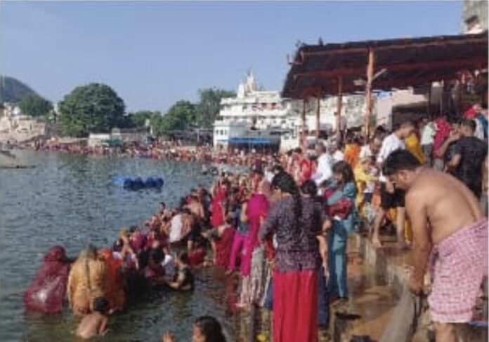 सोमवती अमावस्या पर ब्रह्मांड के पिता ब्रह्मा की भव्य शोभा यात्रा निकाली गई, उनकी दिव्य शोभा ने श्रद्धालुओं के दिलों को मोह ल… सोमवती अमावस्या पर ब्रह्मांड के पिता ब्रह्मा की भव्य शोभा यात्रा निकाली गई, उनकी दिव्य शोभा ने श्रद्धालुओं के दिलों को मोह ल…