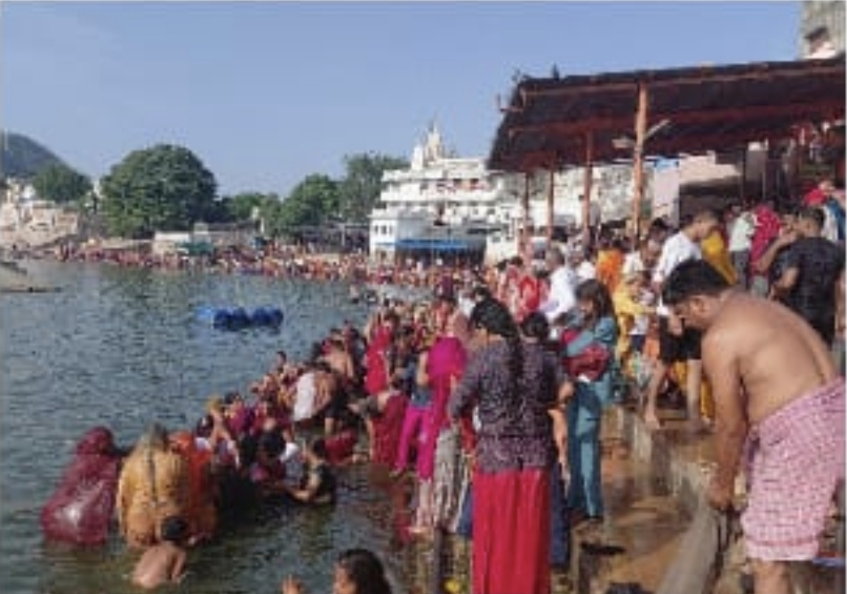 सोमवती अमावस्या पर ब्रह्मांड के पिता ब्रह्मा की भव्य शोभा यात्रा निकाली गई, उनकी दिव्य शोभा ने श्रद्धालुओं के दिलों को मोह ल…