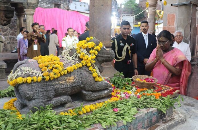 राष्ट्रपति का ओंकारेश्वर ज्योतिर्लिंग मंदिर में पूजा-अर्चना राष्ट्रपति का ओंकारेश्वर ज्योतिर्लिंग मंदिर में पूजा-अर्चना
