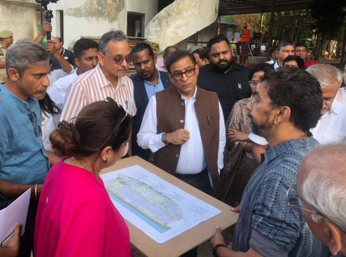 छतर मंजिल का निरीक्षण करते प्रमुख सचिव संस्कृति अमृत अभिजात