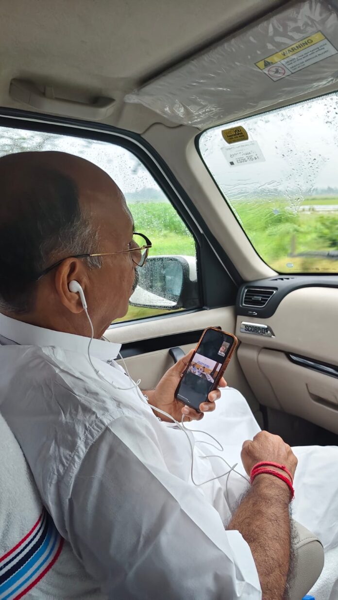 वर्चुअल मीटिंग करते डॉक्टर