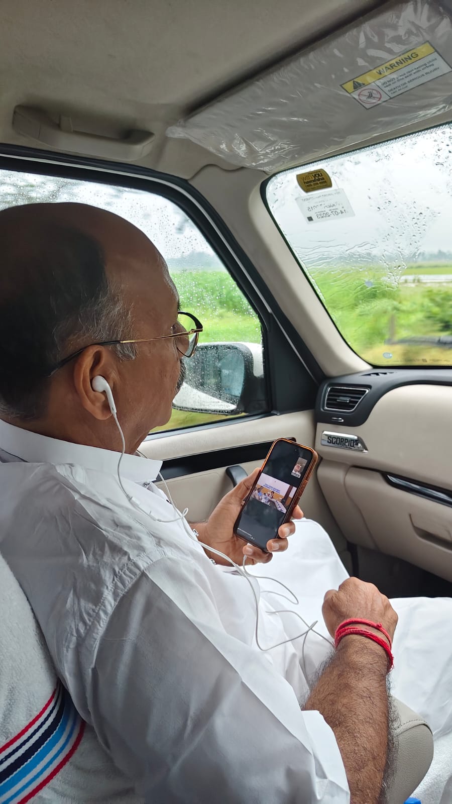 वर्चुअल मीटिंग के माध्यम से मरीजों का इलाज करते डॉक्टर अजय पोद्दार वर्चुअल मीटिंग करते डॉक्टर