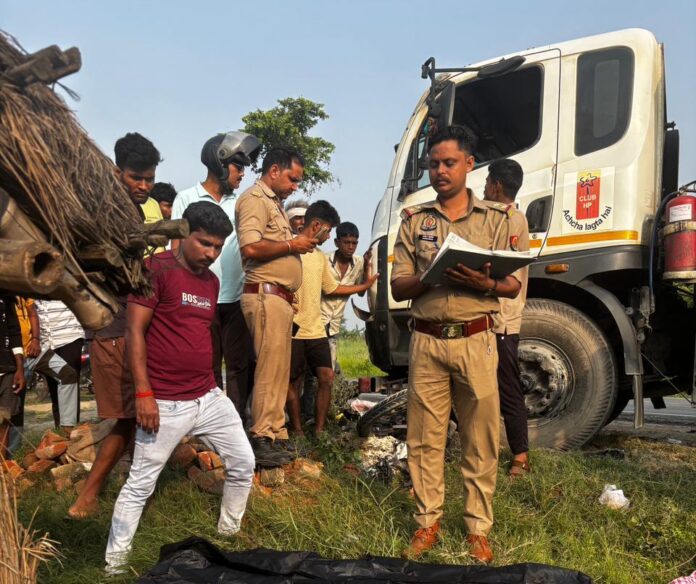 पुलिस ने घटनास्थल पर जांच शुरू की पुलिस ने घटनास्थल पर जांच शुरू की