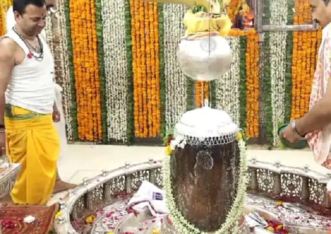 जयपुर में श्रद्धालु की अनोखी भक्ति: भगवान को चढ़ाया चांदी का छत्र जयपुर में भगवान को चांदी का छत्र