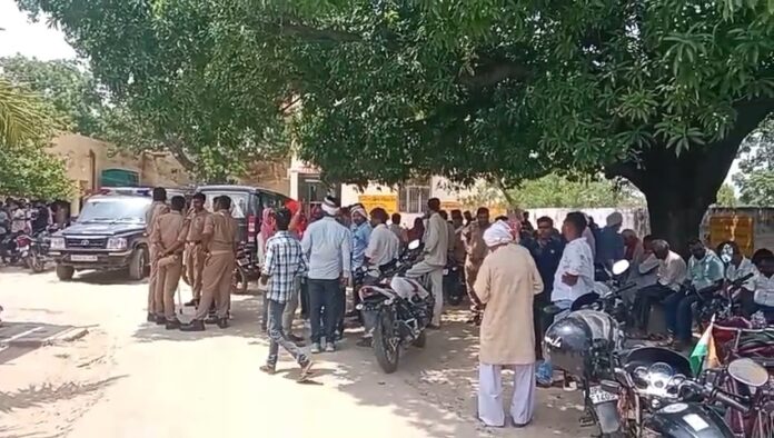 ग्रामीणों की भीड़ और पुलिस की तैनाती: घटनास्थल पर तनावपूर्ण माहौल ग्रामीणों की भीड़ और पुलिस की तैनाती: घटनास्थल पर तनावपूर्ण माहौल