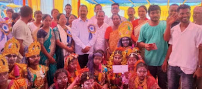 मुख्य अतिथि के रूप में मंत्री दीपक बिरुवा शामिल हुए, जबकि झामुमो नेत्री मोनिका बोयपाई, प्रखंड अध्यक्ष सतीश सुंडी, सोबोन, बसं…