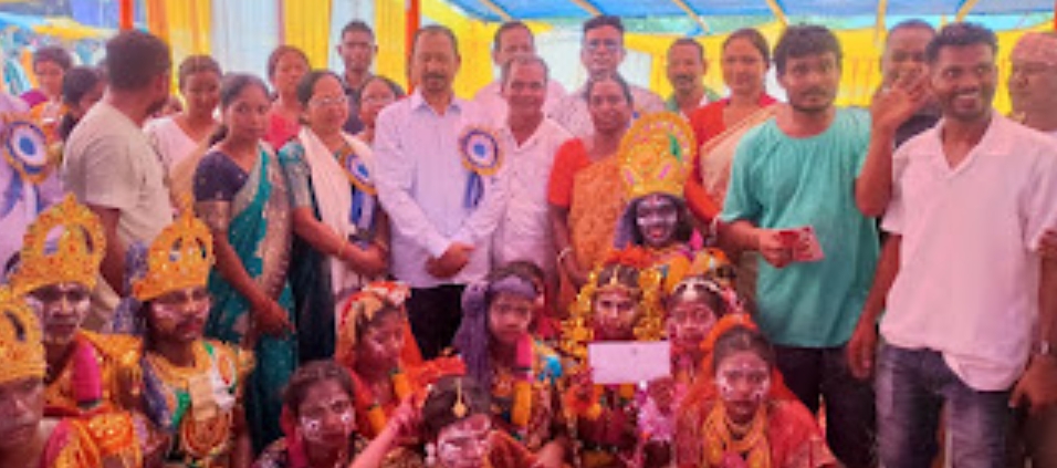 मुख्य अतिथि के रूप में मंत्री दीपक बिरुवा शामिल हुए, जबकि झामुमो नेत्री मोनिका बोयपाई, प्रखंड अध्यक्ष सतीश सुंडी, सोबोन, बसंती सुंडी और सोमवारी नाग विशिष्ट अतिथि के रूप में उपस्थित मुख्य अतिथि के रूप में मंत्री दीपक बिरुवा शामिल हुए, जबकि झामुमो नेत्री मोनिका बोयपाई, प्रखंड अध्यक्ष सतीश सुंडी, सोबोन, बसं…