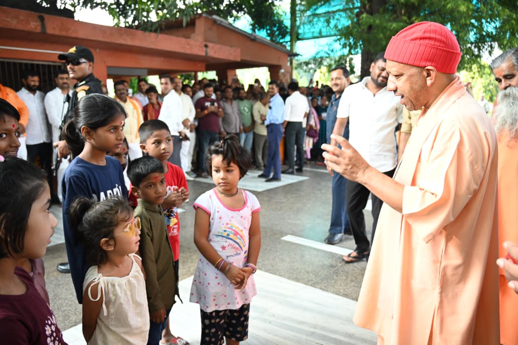 मुख्यमंत्री ने गोसेवा के साथ किया बच्चों से संवाद, मंदिर परिसर में बिताया खास समय मुख्यमंत्री ने गोसेवा के साथ किया बच्चों से संवाद, मंदिर परिसर में बिताया खास समय