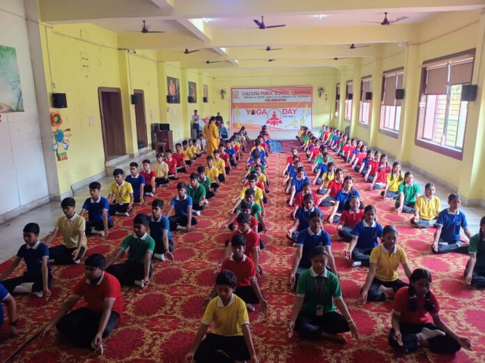 योग दिवस पर छात्राओं ने दिखाया अपना जोश, योग करती छात्राएं सहित अन्य ने बढ़ाया उत्साह