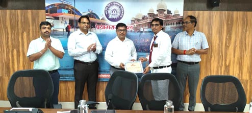 दिल्ली रेलवे मंडल के डीआरएम ने किया सम्मानित