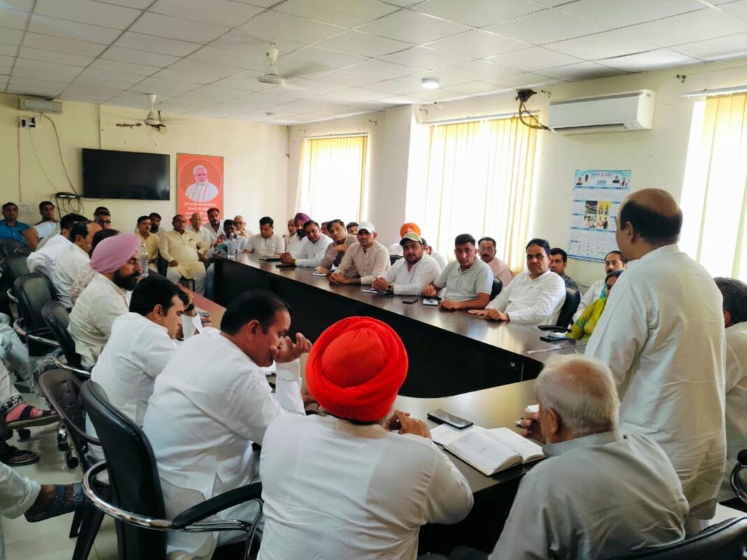 फतेहाबाद। बैठक को संबोधित करते भाजपा जिलाध्यक्ष। फतेहाबाद। बैठक को संबोधित करते भाजपा जिलाध्यक्ष।