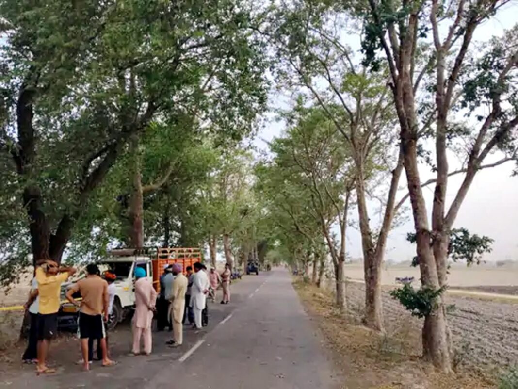 फतेहाबाद के मीराना गांव में बड़ा हादसा: घटनास्थल पर उमड़ी भीड़ फतेहाबाद के मीराना गांव में हादसा