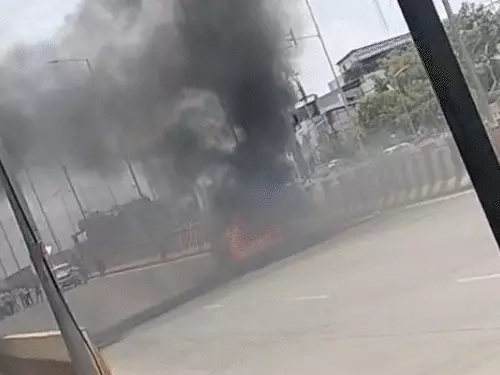 आई-20 कार में लगी भीषण आग आई-20 कार में लगी भीषण आग