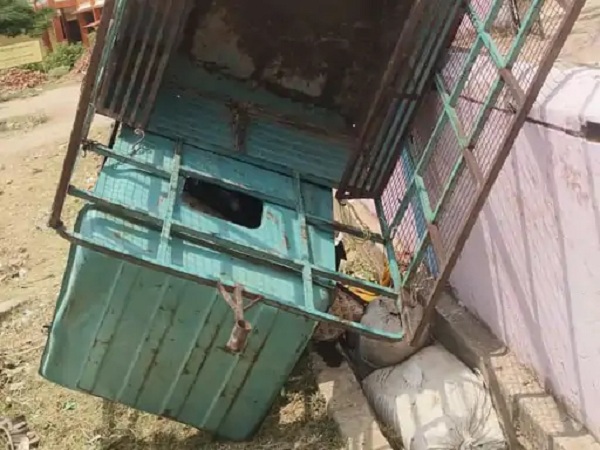 यात्रियों से भरा टेंपो स्कूल की दीवार से जा टकराया, कई घायल यात्रियों से भरा टेंपो स्कूल की दीवार से जा टकराया, कई घायल