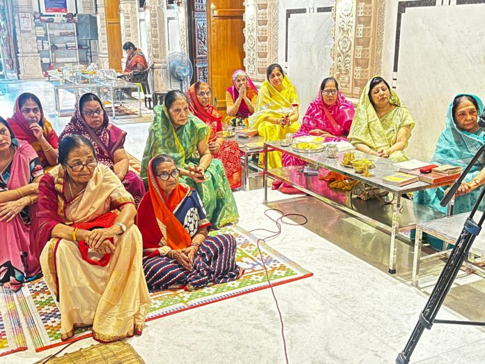 प्रवचन सुनते लोग प्रवचन सुनते लोग