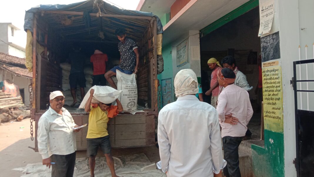 राशन दुकान में राशन वितरण की तैयारी शुरू राशन दुकान में राशन वितरण की तैयारी