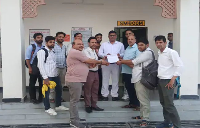 रेवाड़ी रेलवे स्टेशन पर स्टेशन अधीक्षक को ज्ञापन सौंपने का संघ के सदस्यों ने किया प्रदर्शन रेवाड़ी रेलवे स्टेशन पर स्टेशन अधीक्षक को ज्ञापन सौंपने का संघ के सदस्यों ने किया प्रदर्शन